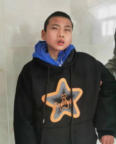走失者照片 张掖寻亲：8岁男生被救助，穿黑色蓝...