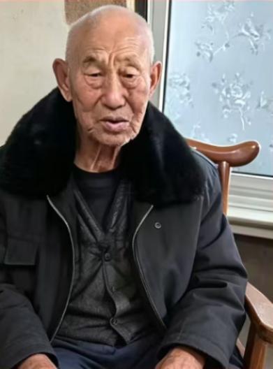 走失者照片 青岛市寻人：八旬老人走失，穿白色针...
