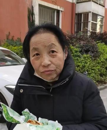 走失者照片 紧急寻人！西安六旬老太失联，戴黑框...
