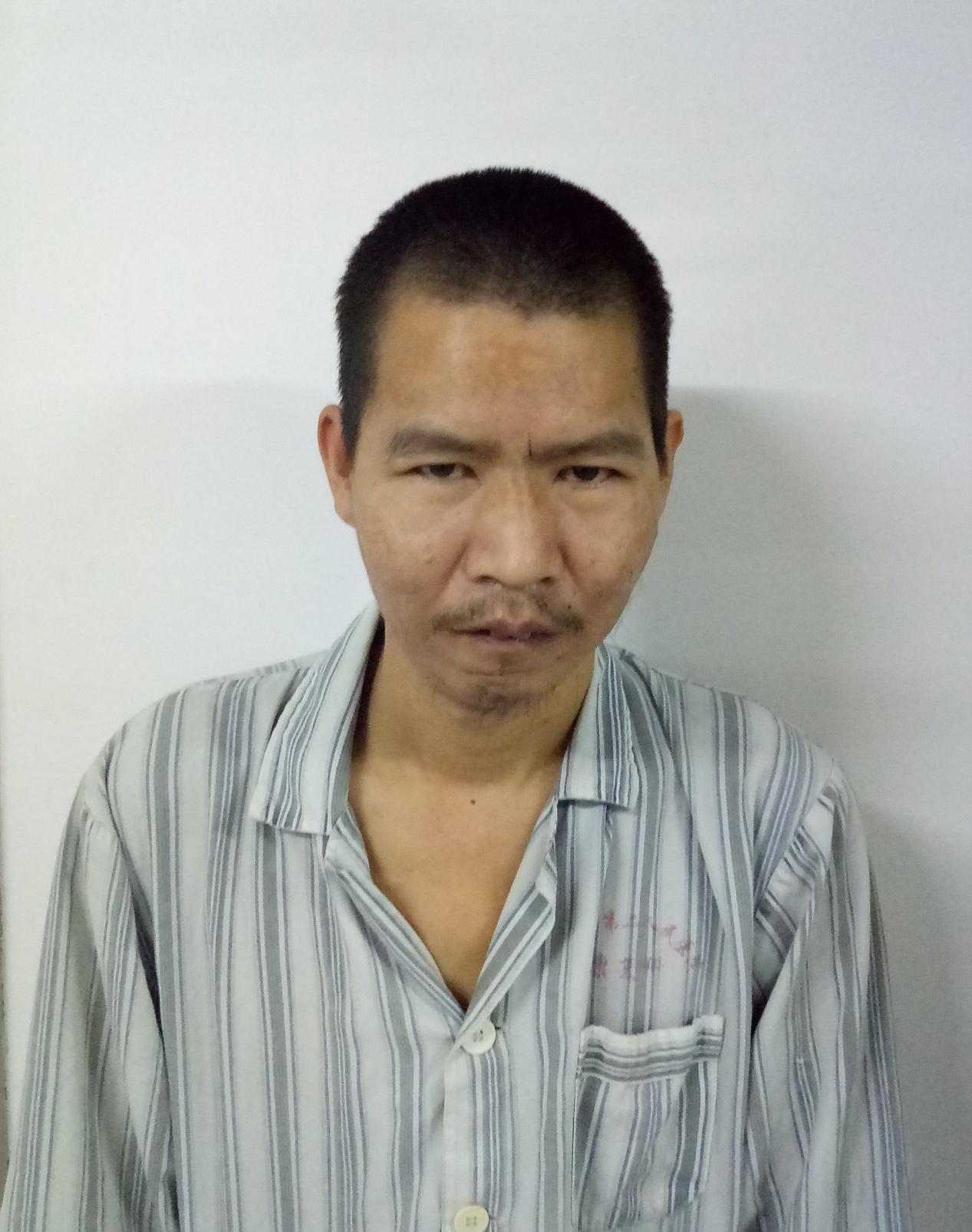 走失者照片 玉溪寻亲：五旬男子被救助数年，穿白...