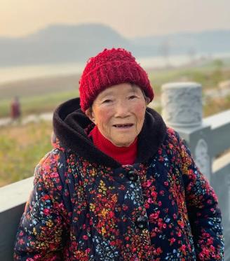 走失者照片 南充急寻：八旬老太失联，穿红色外套...