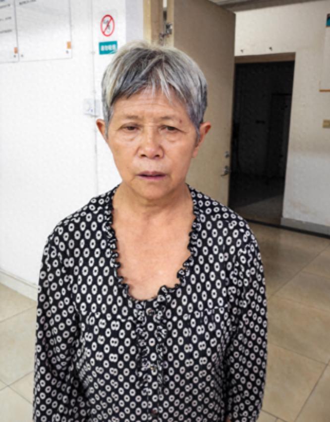 走失者照片 成都市寻亲：六旬老太被救助，穿黑底...