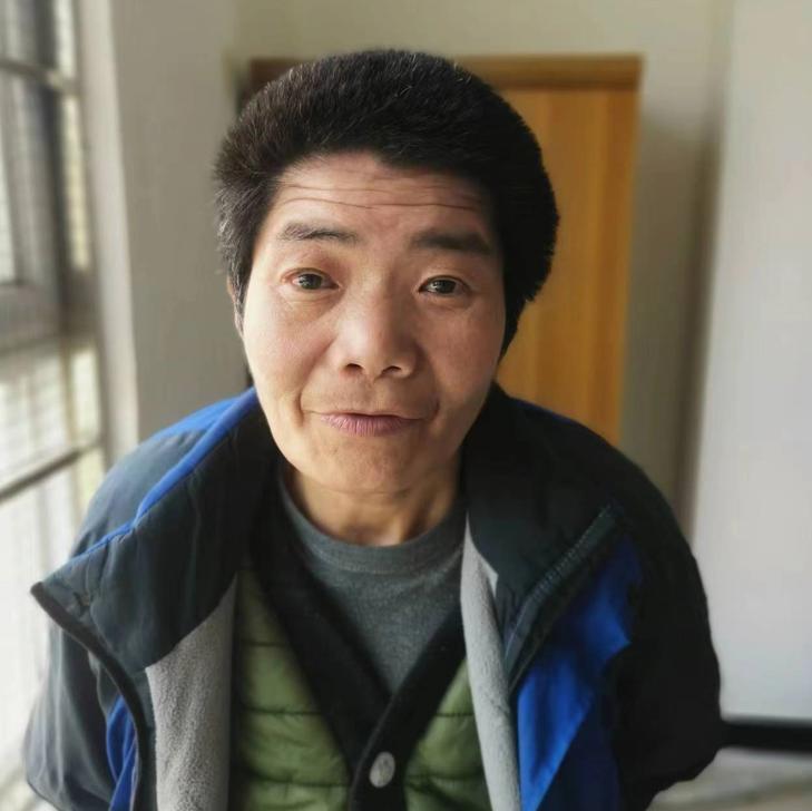 走失者照片 商丘寻亲：六旬老太被救助，穿方格衬...