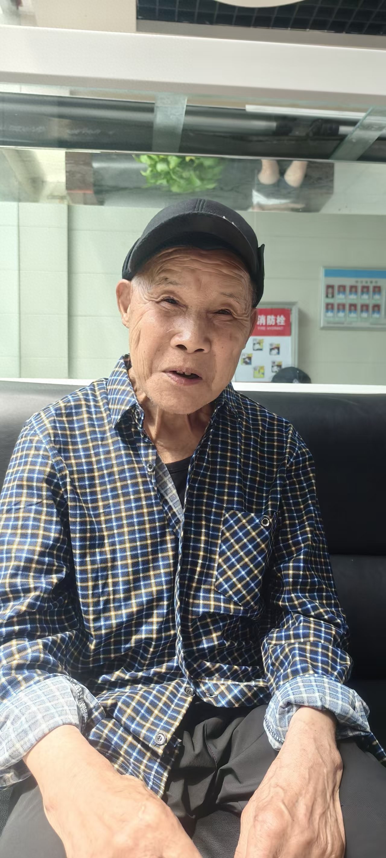 走失者照片 安康市寻人：七旬老人走失，穿蓝色格...