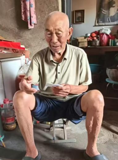 走失者照片 青岛市寻人：八旬老人走失，穿白色针...