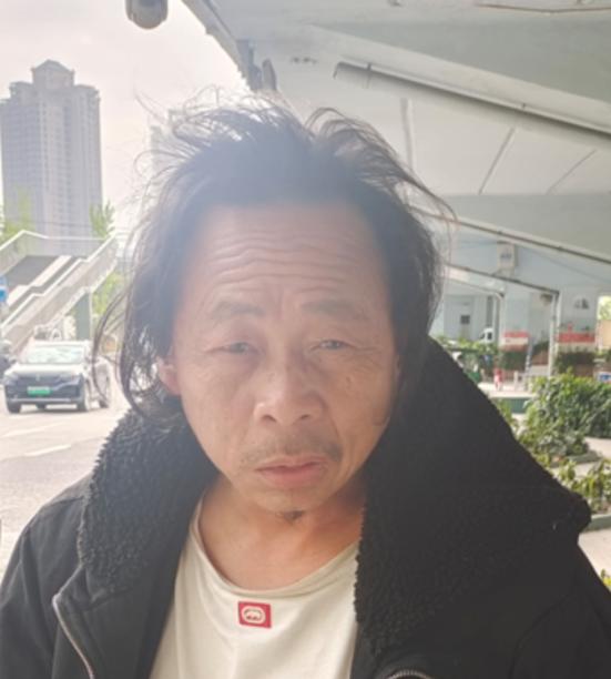 走失者照片 温州寻亲：五旬男子被救助，穿黑色大...