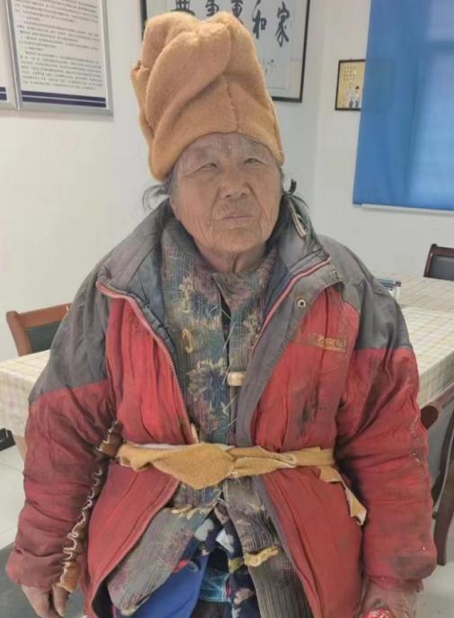 走失者照片 宿州寻亲：六旬老太被救助，穿红色外...