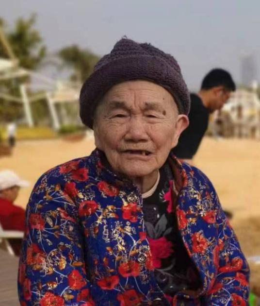 走失者照片 成都急寻！八旬老太走失，穿花色上衣...