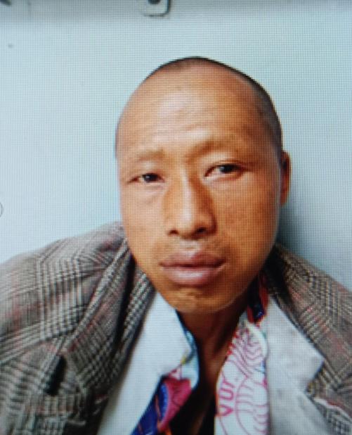 走失者照片 玉溪寻亲：中年男子被救助，穿灰色格...