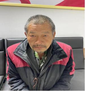 走失者照片 黄冈寻亲：六旬老人被救助，穿红黑相...