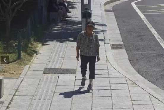 走失者照片 威海市寻人：六旬老太走失，穿白底黑...
