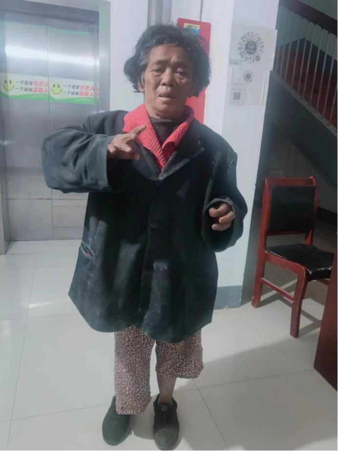 走失者照片 驻马店寻亲：五旬女子被救助，穿玫红...