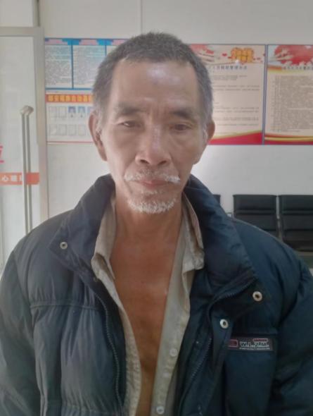 走失者照片 河池寻亲：五旬男子被救助，穿灰色衬...