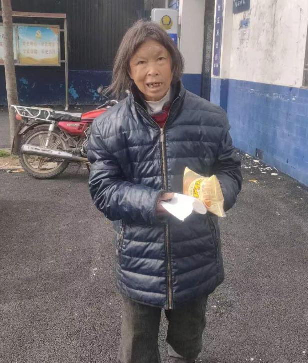 走失者照片 驻马店寻亲：六旬老太被救助，穿蓝黑...