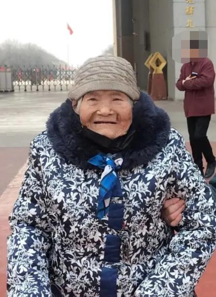 走失者照片 西安急寻：八旬老太走失，穿黄色上衣...