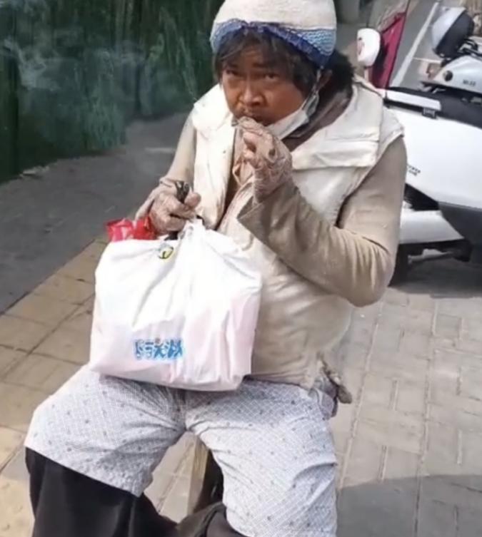 走失者照片 洛阳寻亲：五旬男子被救助，穿米色秋...