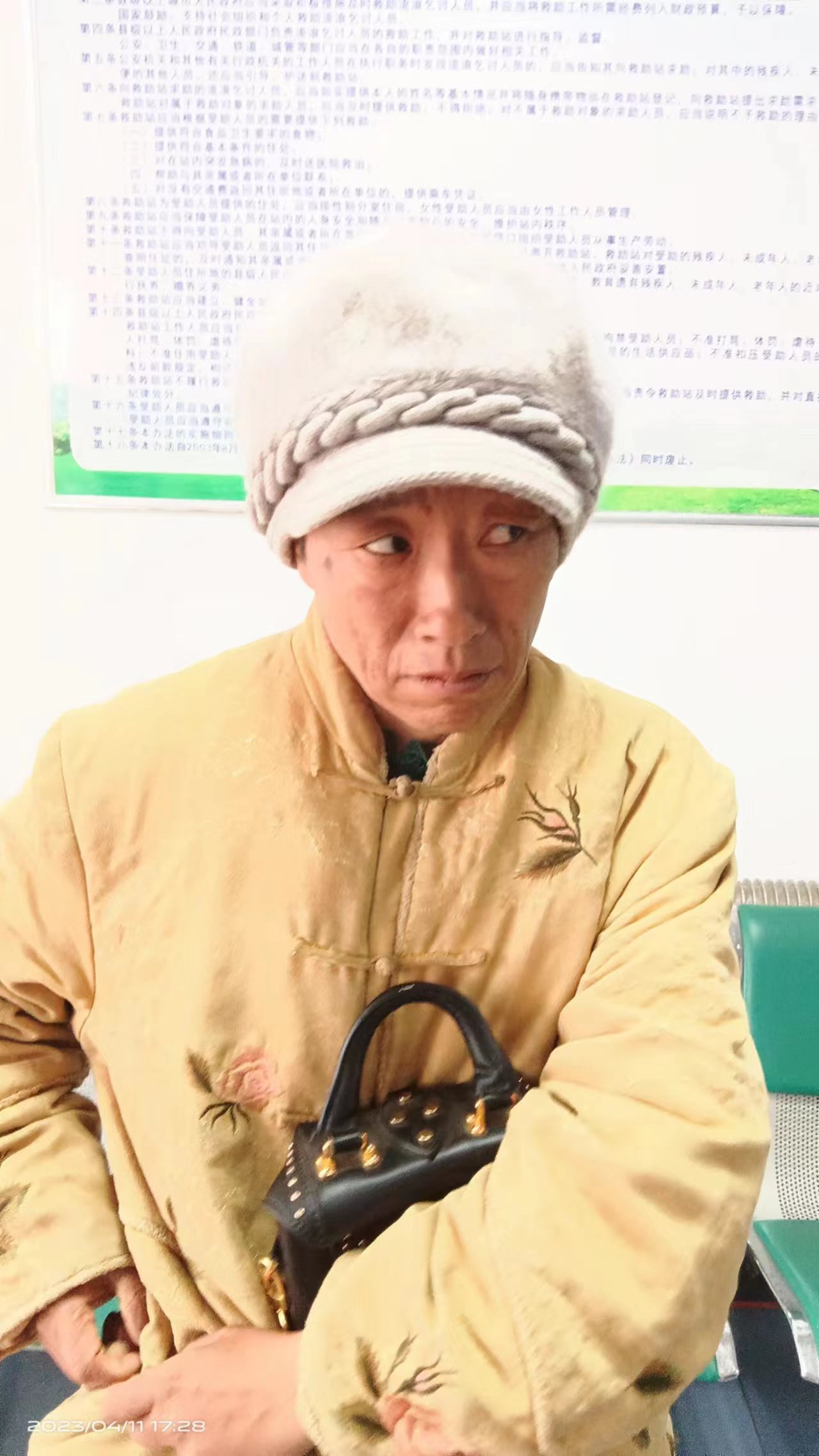 走失者照片 辽阳市寻亲：五旬女子被救助，穿黄色...