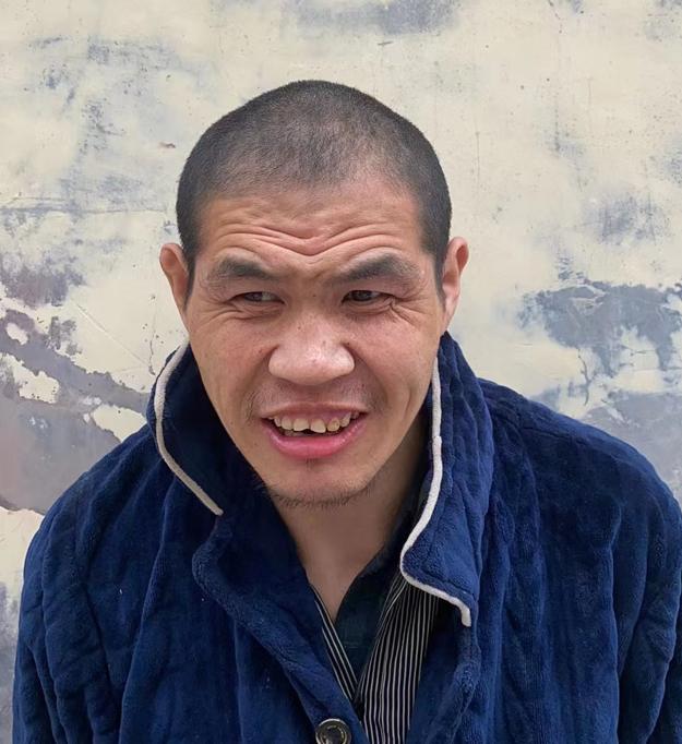 走失者照片 商丘寻亲：青年男子被救助数月，穿灰...