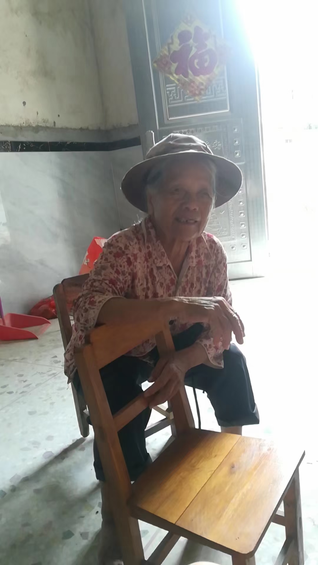 走失者照片 玉林急寻：八旬老太走失，穿碎花上衣...