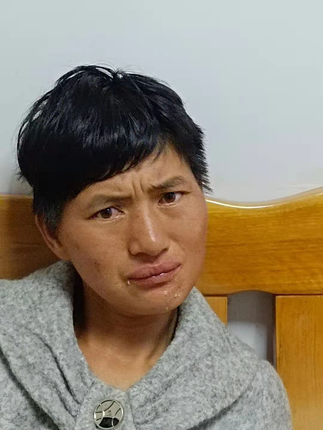 走失者照片 肇庆寻亲：青年女子被救助，穿灰色毛...