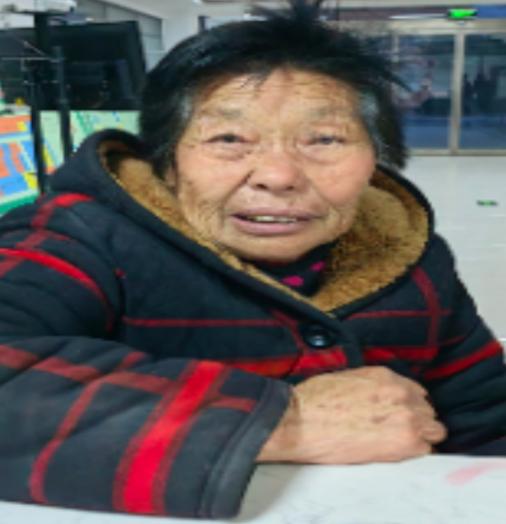 走失者照片 开封寻亲：七旬老太被救助，穿黑红相...