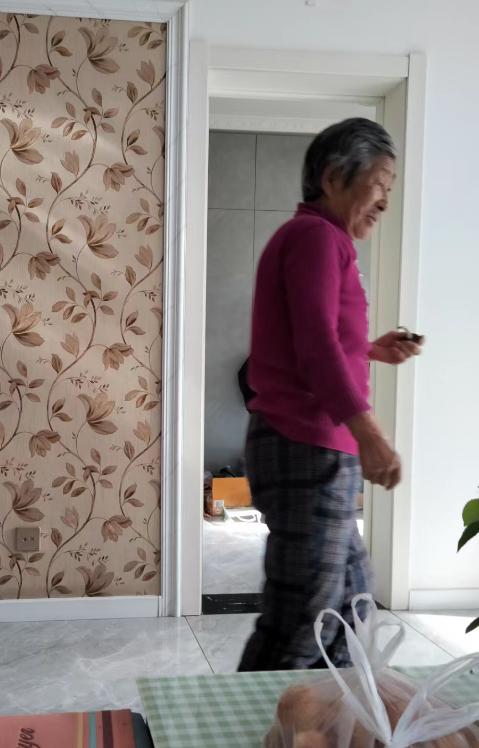 走失者照片 齐齐哈尔寻人：八旬老太失联，穿灰色...