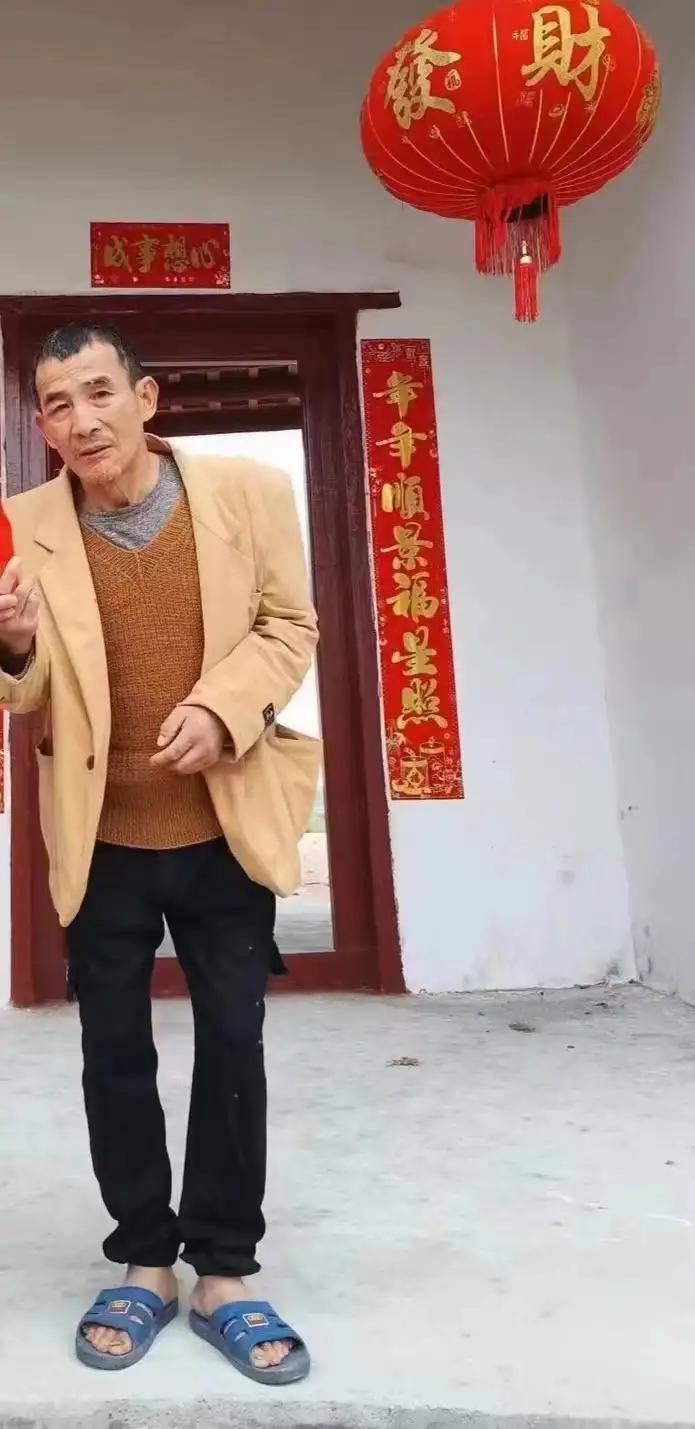 走失者照片 韶关南雄急寻：五旬男子走失，穿黑色...