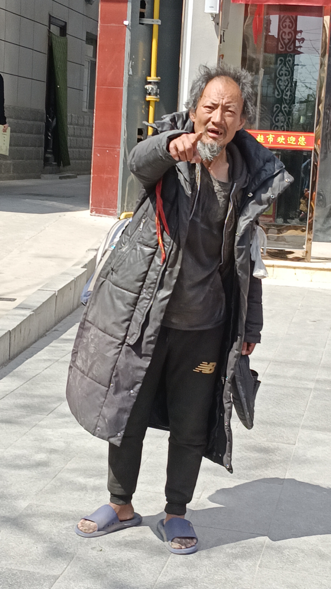 走失者照片 宝鸡寻亲：五旬男子被救助，穿黑色长...