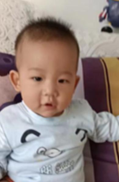 走失者照片 酒泉寻亲:敦煌1岁男童被救助,裹红...