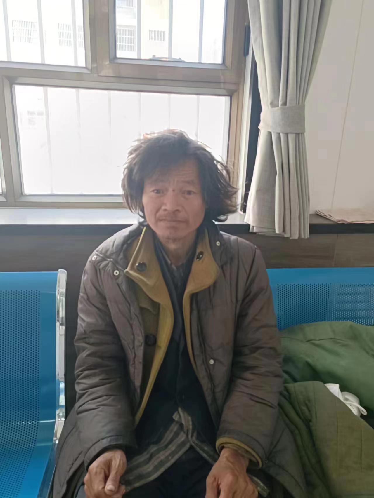 走失者照片 乌鲁木齐寻亲：五旬男子被救助，自述...