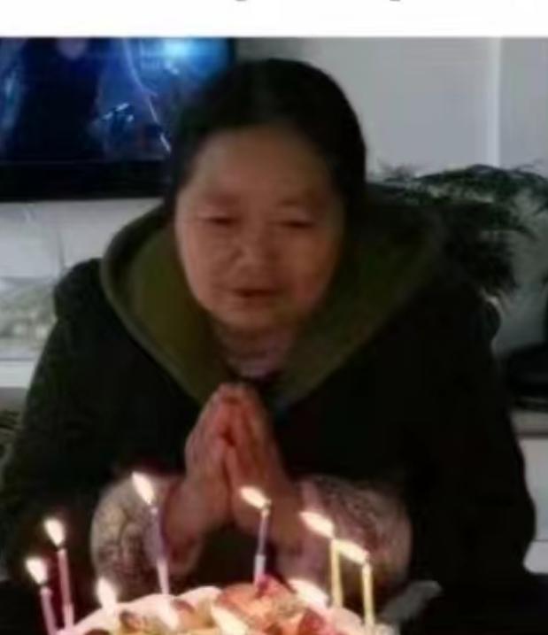 走失者照片 巴中七旬老太走失，穿红黑相间上衣、...