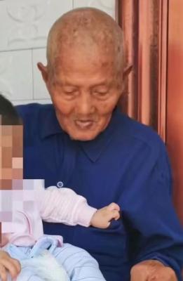 走失者照片 紧急寻人！漯河百岁老人失联，骑红色...