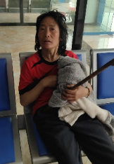 走失者照片 安顺寻亲：五旬女子被救助，穿灰白相...