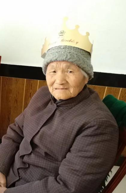走失者照片 西安急寻！八旬老太走失，穿红色棉外...
