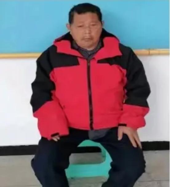 走失者照片 巴中急寻：七旬老人失联，穿青色西服...