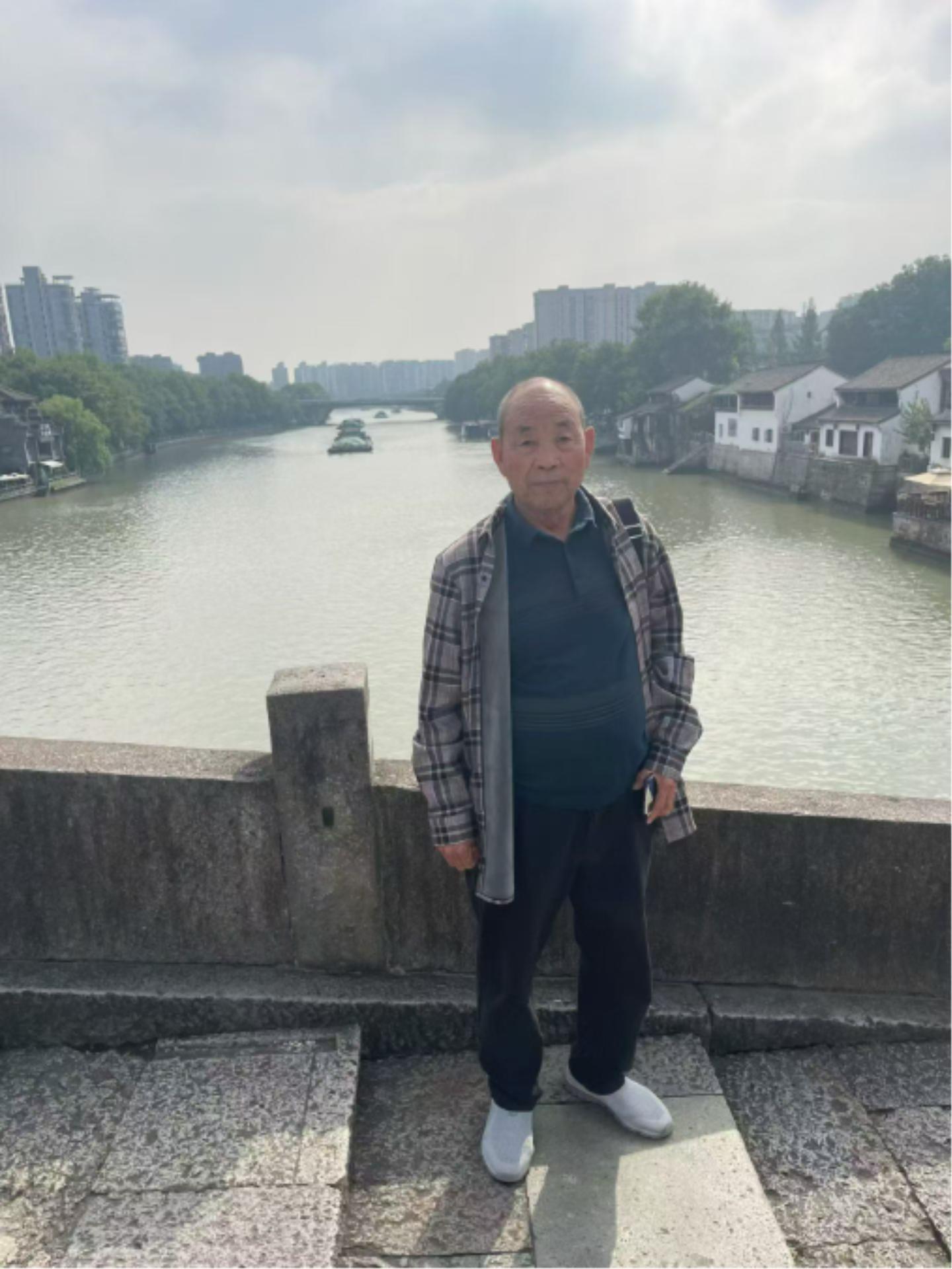 走失者照片 漯河市寻人：七旬老人走失，穿浅灰色...
