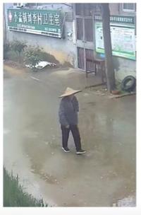 走失者照片 济宁急寻：八旬老太走失，穿灰色花点...
