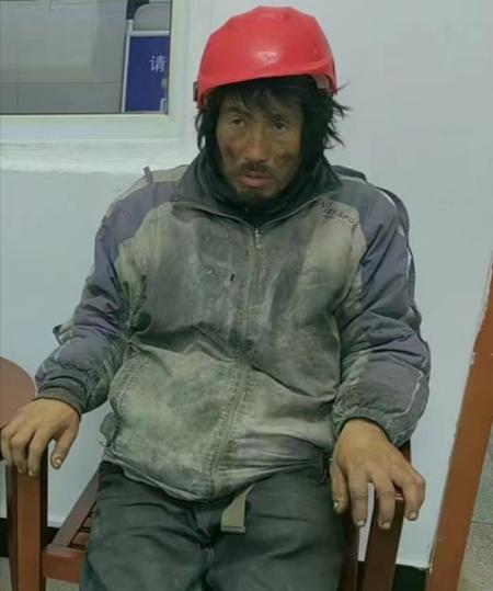 走失者照片 安庆寻亲：桐城中年男子被救助，戴红...