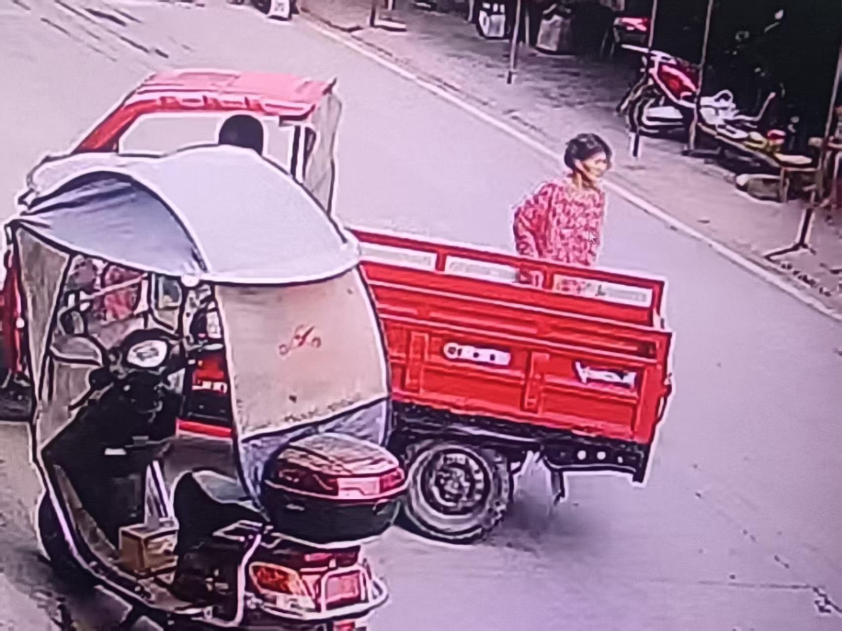走失者照片 绵阳市寻人：七旬老太走失，穿红底花...