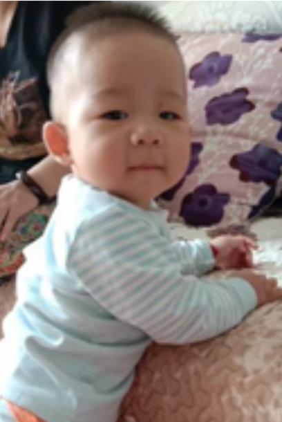 走失者照片 酒泉寻亲:敦煌1岁男童被救助,裹红...