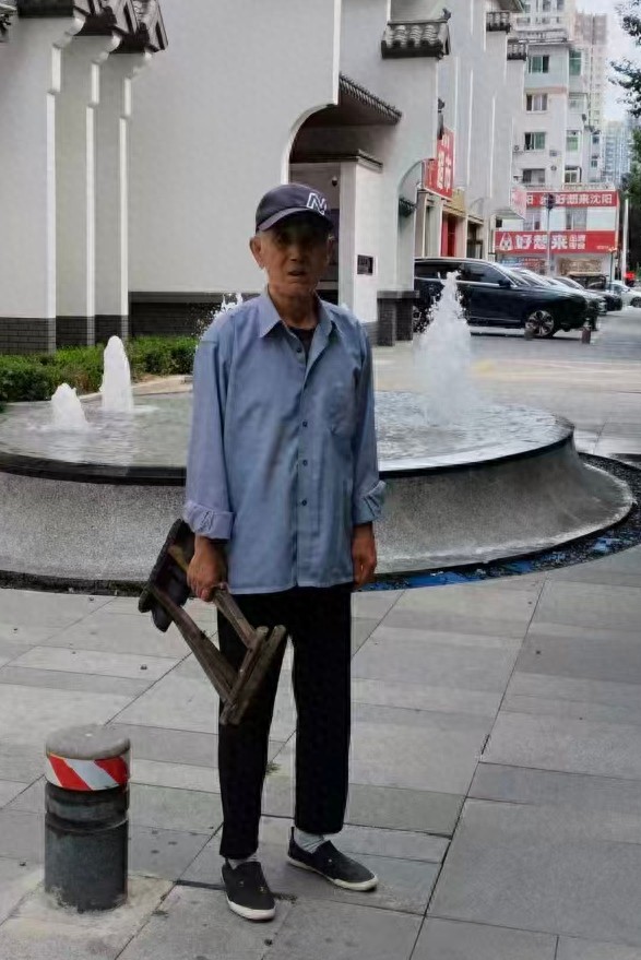 走失者照片 沈阳市寻人：七旬老人走失，穿黑底印...