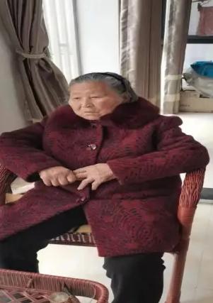 走失者照片 上饶寻人：八旬老太失联，穿红色棉衣...