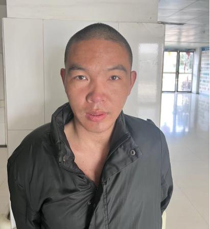 走失者照片 南阳寻亲：青年男子被救助，穿红色长...