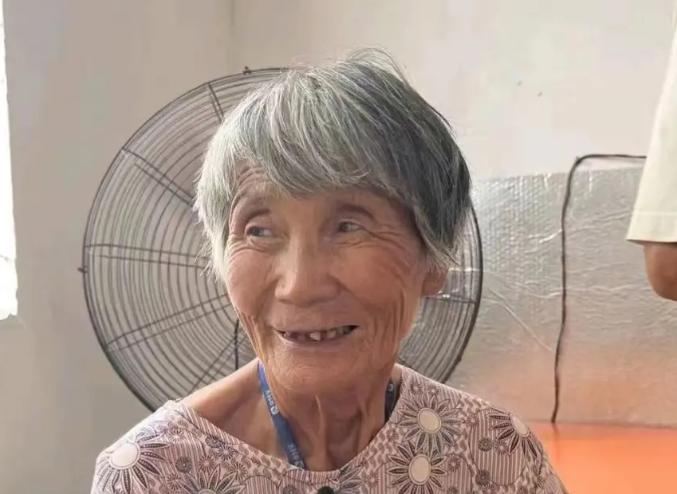 走失者照片 平顶山急寻：八旬老太走失，高1米7...