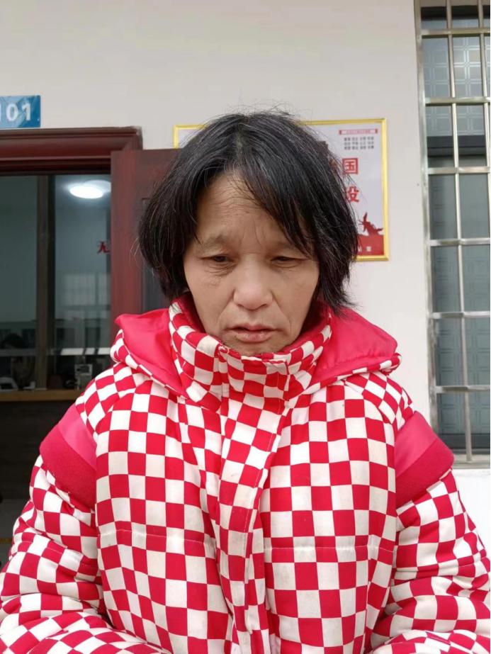 走失者照片 衡阳寻亲：六旬老太被救助，穿红白格...