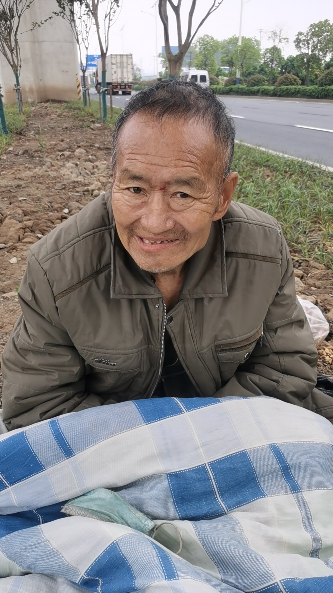 走失者照片 滁州寻亲：七旬老人被救助，穿卡其色...
