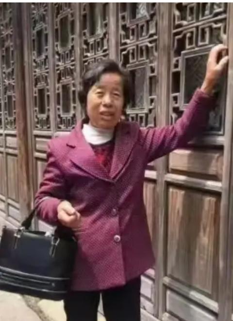 走失者照片 杭州急寻：七旬老太走失，穿灰色羊绒...