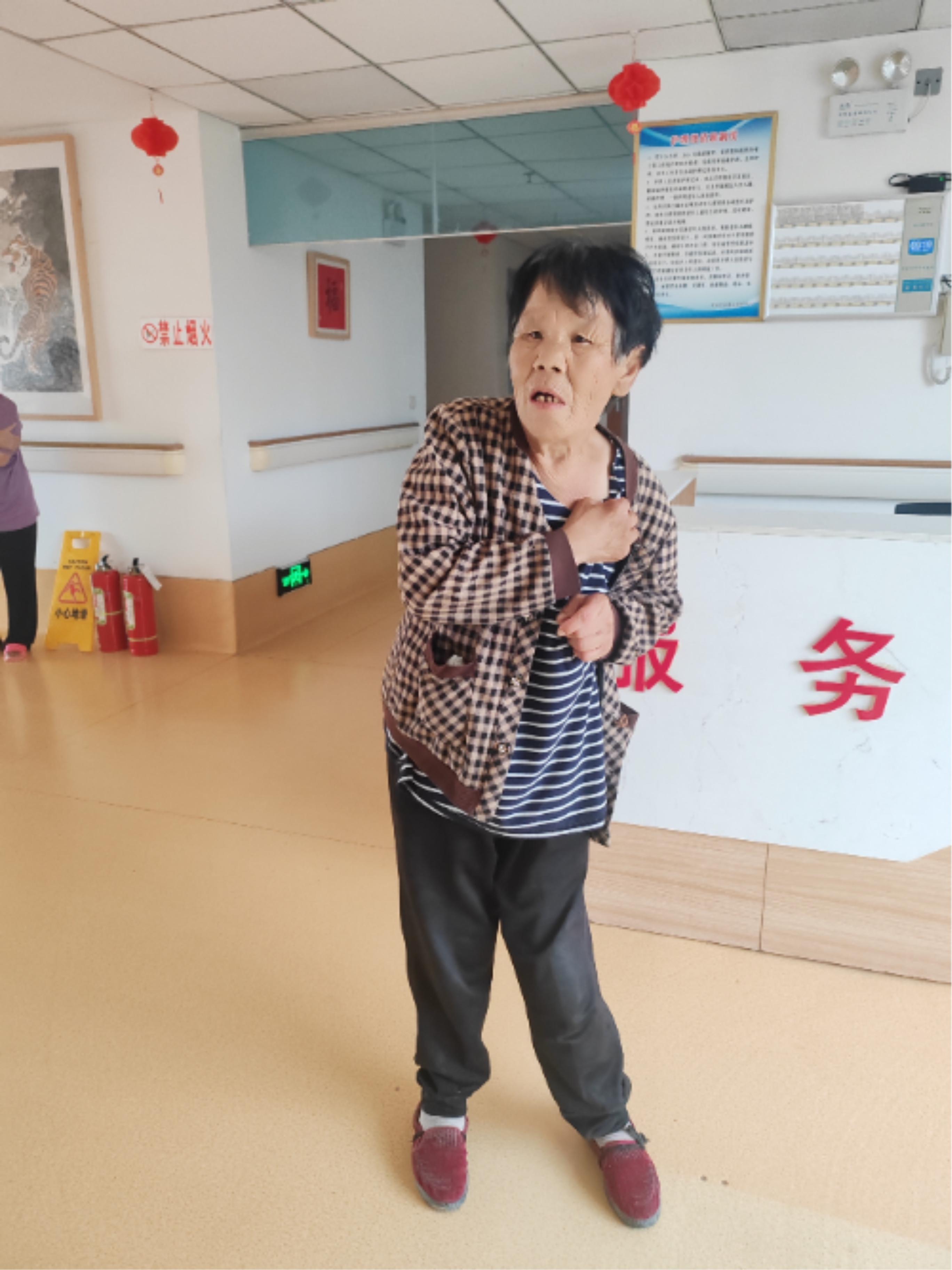 走失者照片 保定市寻亲：六旬老太被救助，穿棕色...