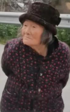 走失者照片 温州急寻：八旬老太失联，穿红色格子...