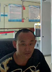 走失者照片 昆明寻亲：青年男子被救助，穿黑色T...